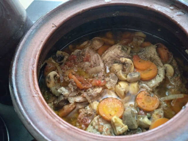 Стейки с грибами, морковью и репчатым луком в глиняном горшке
