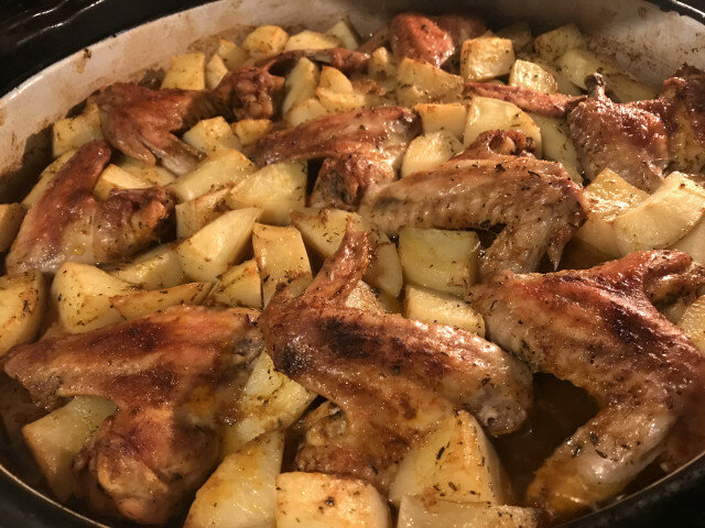 Куриные крылышки с картофелем