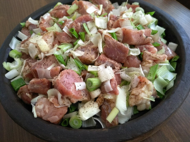 Садж из свинины с зеленым луком и чесноком
