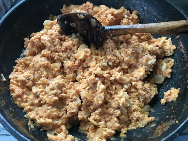 Яйца с помидорами и луком