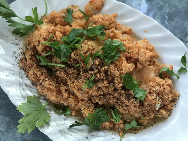 Яйца с помидорами и луком