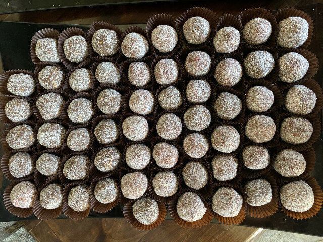 Сладкие кокосовые шарики с орехами без выпечки