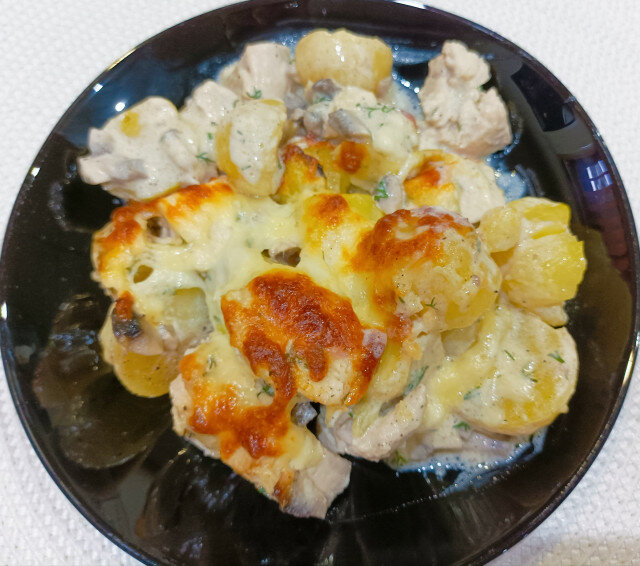 Запеканка с куриным филе и молодым картофелем