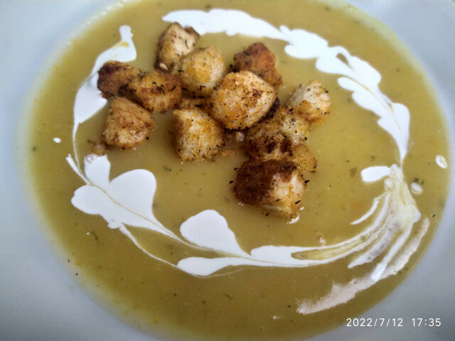 Вкусный картофельный крем-суп с самардалой и гренками