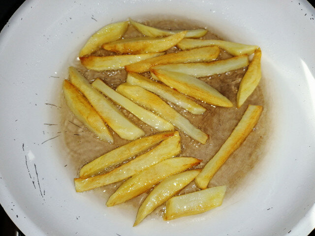Великолепный жареный картофель во фритюрнице на горячем воздухе