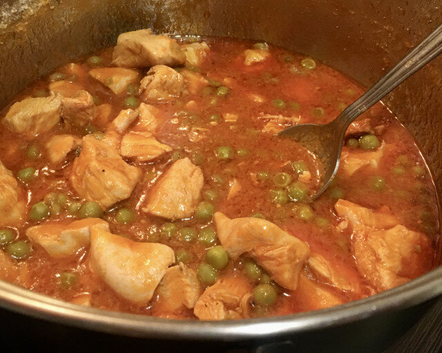 Быстрое рагу с курицей и горошком