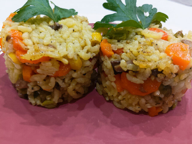 Вареный рис с овощами
