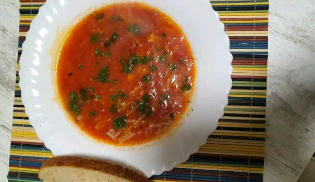 Томатный суп с вермишелью и базиликом