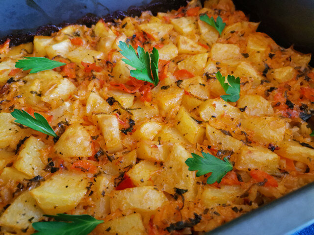 Картофель с рисом и луком по-деревенски