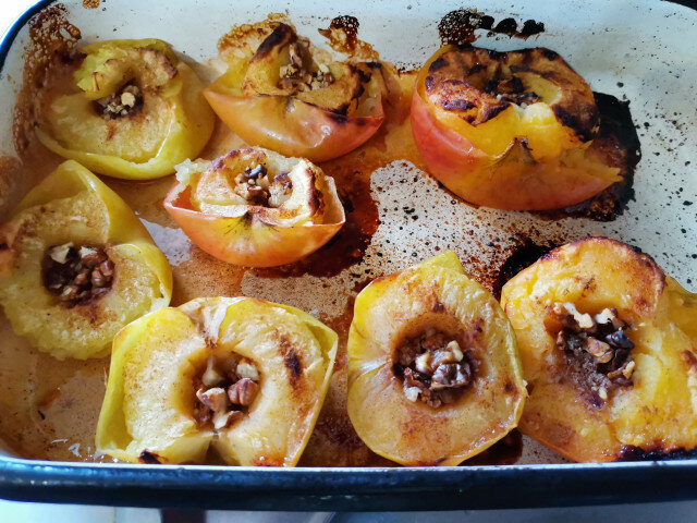 Запеченные яблоки с грецкими орехами и корицей