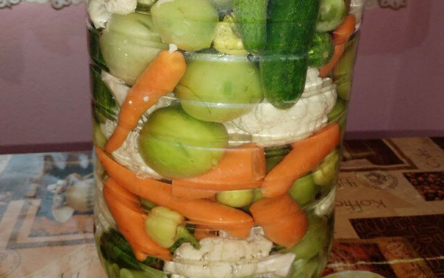 Соленья с цветной капустой, морковью и корнишонами