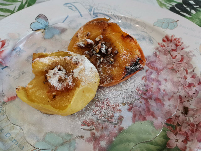 Запеченные яблоки с грецкими орехами и корицей