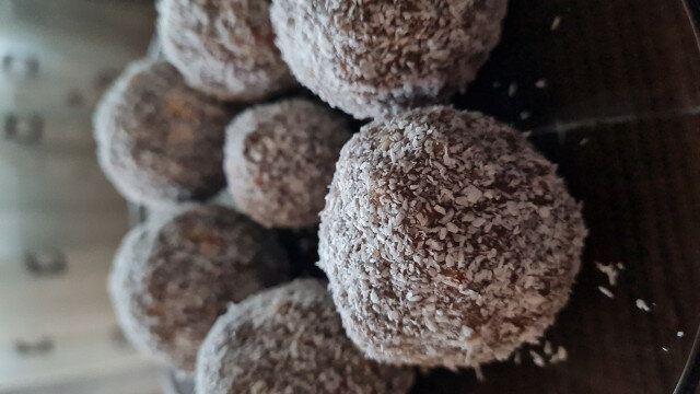 Какао-шарики с кокосом и финиками