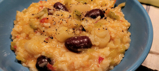 Блюдо с луком-пореем, рисом и оливками