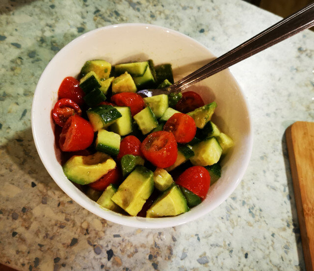 Салат с авокадо, помидорами и огурцами