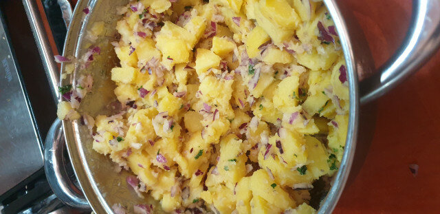 Картофельный салат с красным луком и петрушкой