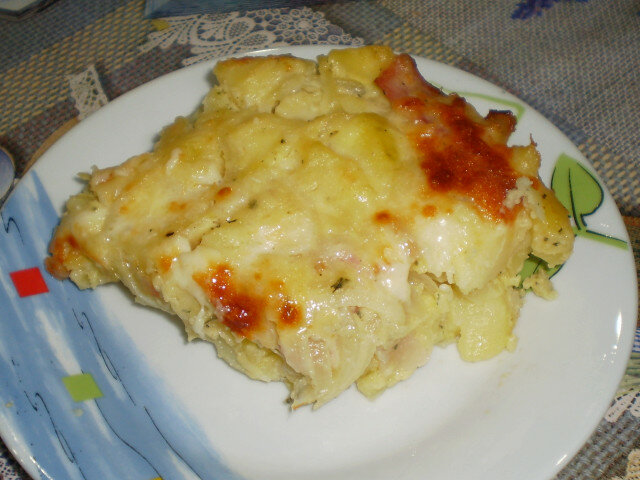 Запеканка с картофелем, беконом и сыром