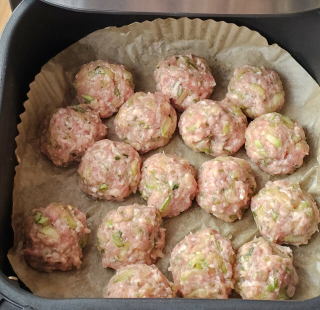 Котлетки с мясным фаршем и кабачками в аэрофритюрнице