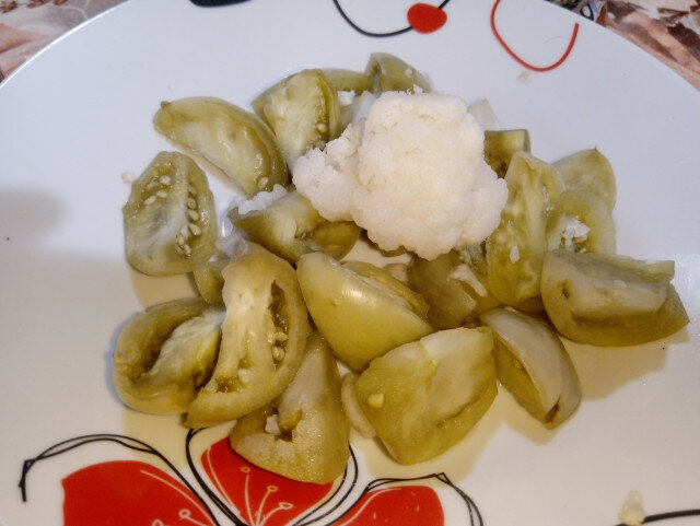 Соленья с цветной капустой, морковью и корнишонами