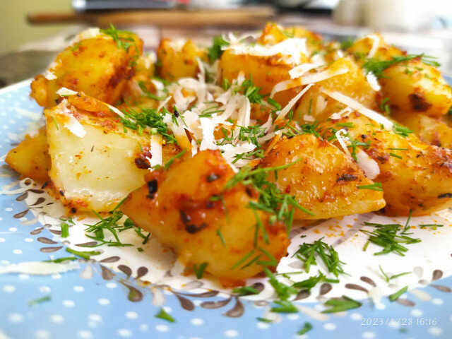 Хрустящий молодой картофель с пармезаном и чеддером