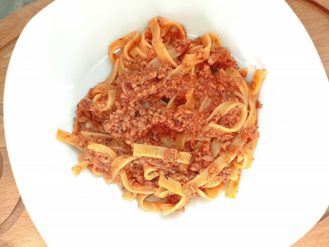 Спагетти с мясным фаршем и луком