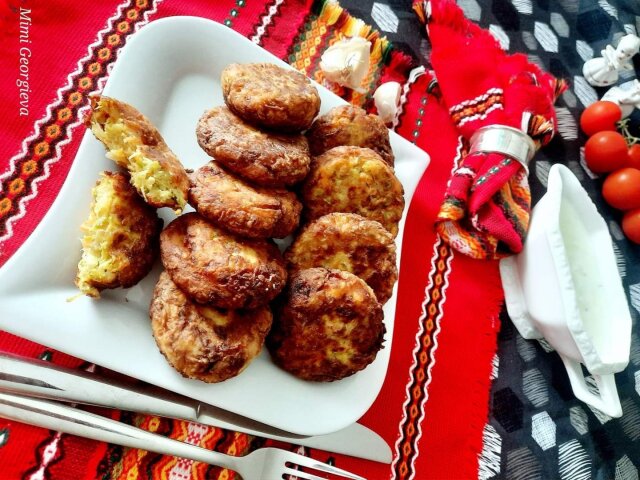 Жареные вегетарианские котлеты из кабачков