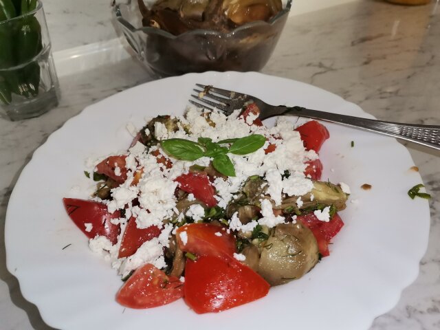 Греческий салат с баклажанами и помидорами