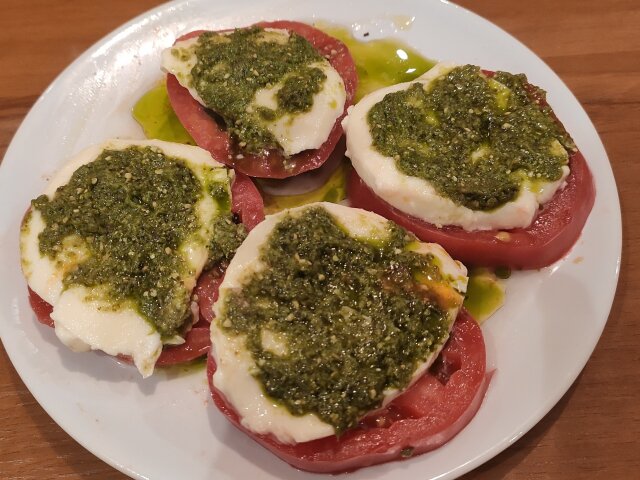 Салат Капрезе с соусом песто по-генуезски