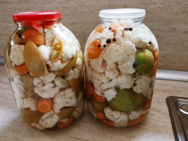 Соленье из цветной капусты, моркови и зеленых помидоров