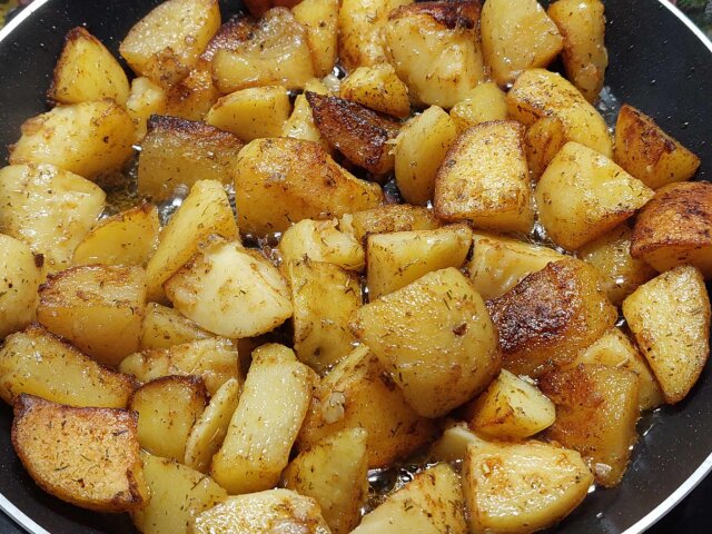 Картофель соте с укропом и чесноком