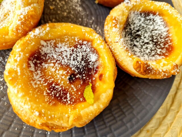 Португальские слоеные пирожные с кремом (Pastéis de nata)