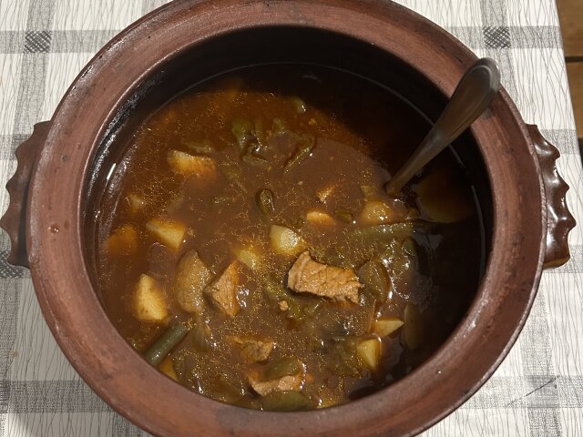 Кусочки свинины в глиняном горшке