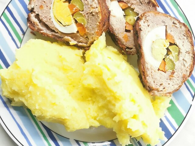 Рулет Стефани с солеными огурчиками и твердым сыром