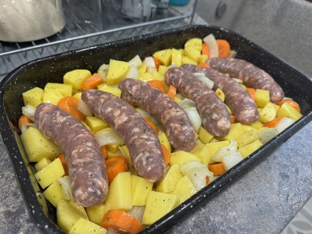 Домашняя колбаска с картошкой в духовке