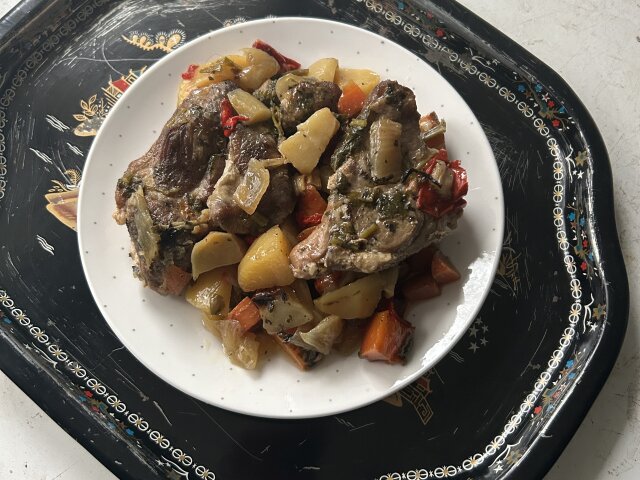 Свиная шейка с овощами в глиняном горшке