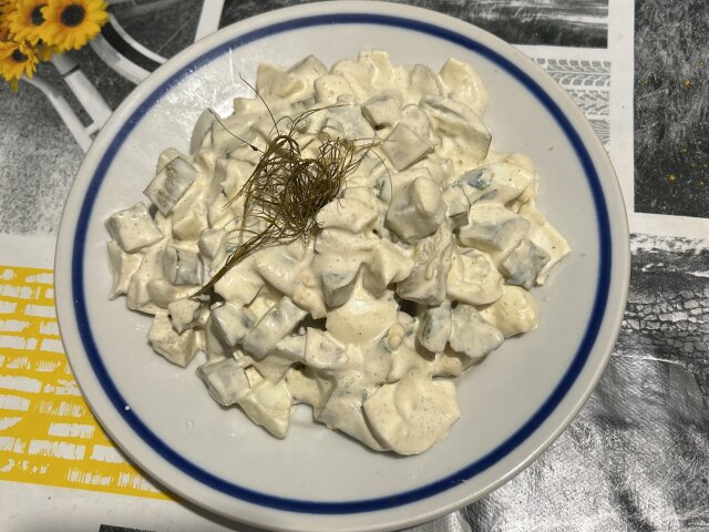 Салат с кислыми огурчиками и яйцами