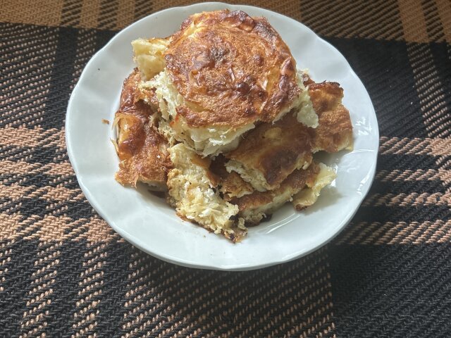 Домашняя баница с брынзой и яйцами