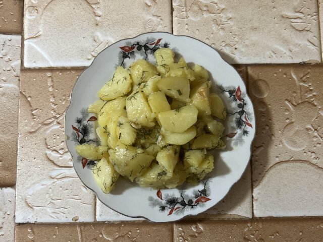 Тушеный картофель с укропом и чесноком в духовке