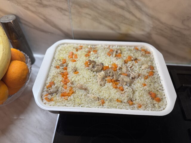 Курица с рисом и морковью в духовке
